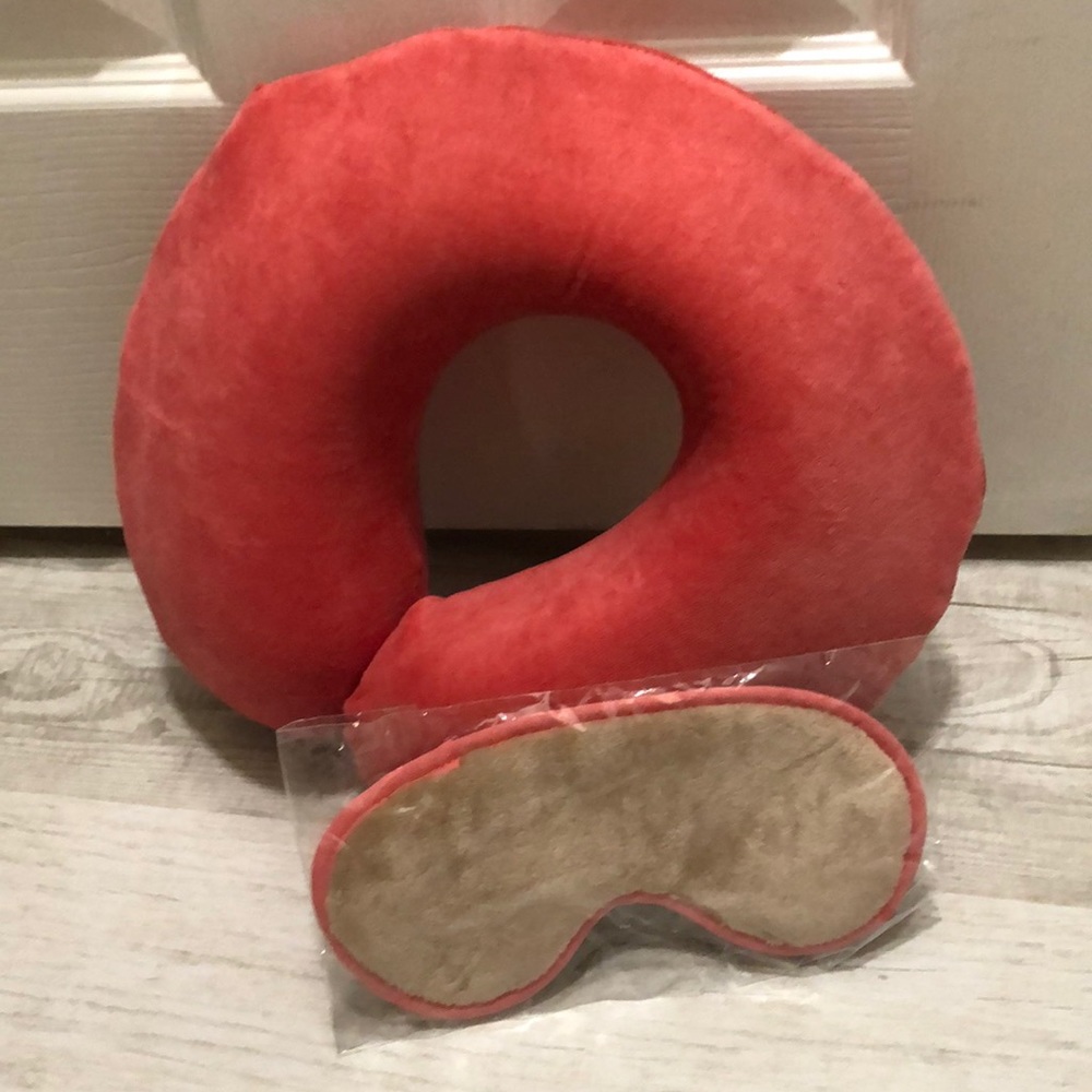 Travel neck pillow